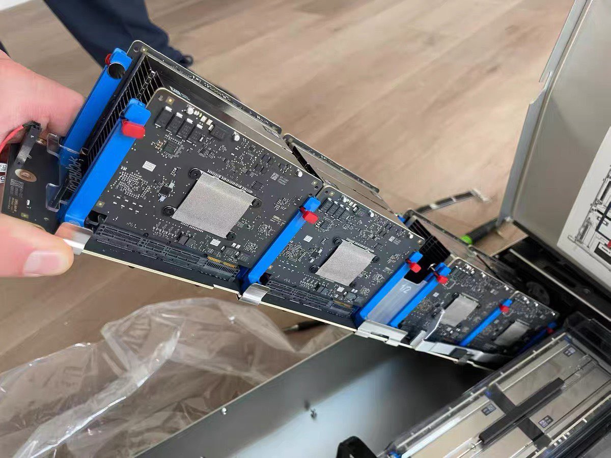 苹果 AI 服务器内部结构首曝:M5 系列芯片、2U 机架,Mac Studio 负责软件控制